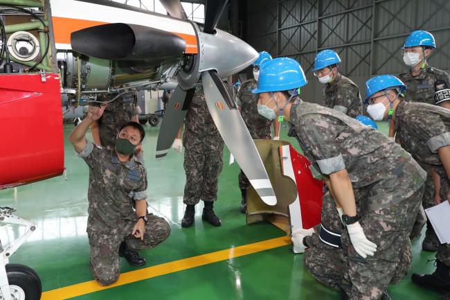 공군교육사령부가 교육부와 한국직업능력개발원이 주관하는 ‘2020년 공공부문 인적자원개발 최우수기관’에 선정됐다. 사진은 항공기 정비 특기 교육에 입과한 교육생들이 교관으로부터 KT-1 기체 설명을 듣고 있는 모습. 부대 제공 