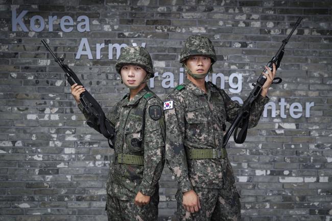 육군훈련소 최고의 전투기술 시범왕에 선발된 송명진(왼쪽)·박인환 상병. 사진 제공=최용호 하사
