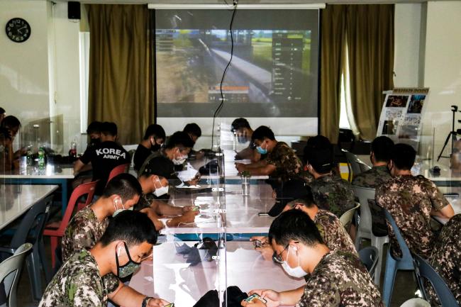 육군30사단 비호부대가 블루밍 데이를 개최한 가운데 장병들이 모바일 배틀 그라운드 게임을 하고 있다.  부대 제공