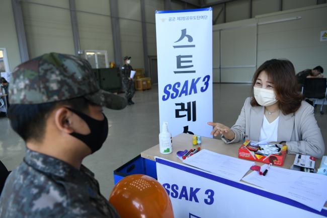 공군3방공유도탄여단 병영생활전문상담관이 여단 예하 8987부대에 설치한 상담부스에서 장병들과 상담하고 있다.  사진 제공=서동일 하사