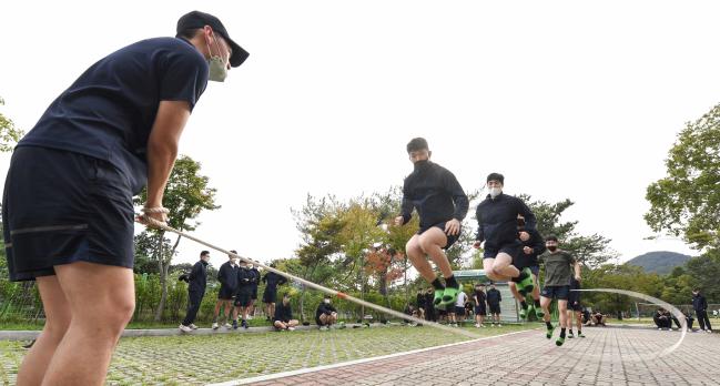 해군진해기지사령부 병사들이 코로나19 방역수칙을 준수한 가운데 단체줄넘기를 하고 있다.  사진 제공=신승우 하사