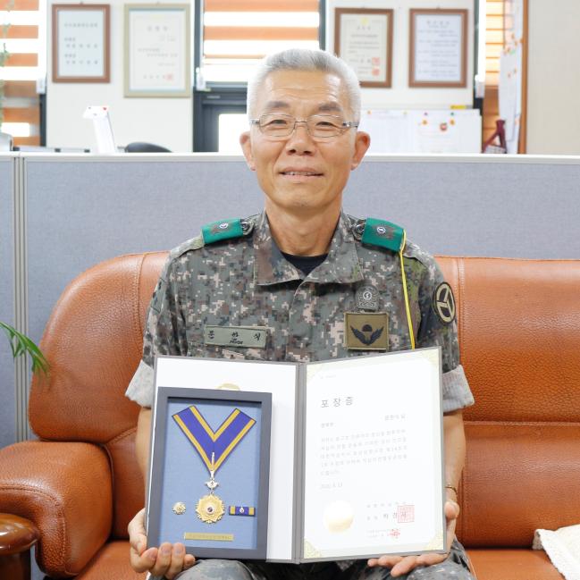 육군37사단 문한식 성내충인교현2동대장이 명예장을 들어 보이고 있다.  부대 제공