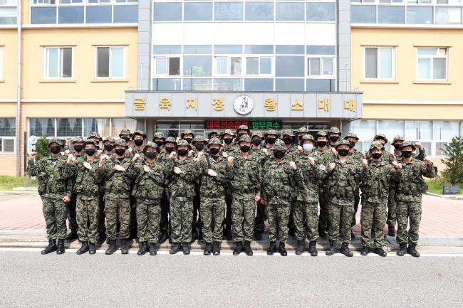 지난 5일 행군훈련 중 한 여성이 낭떠러지로 추락하는 사고를 목격하고 특전요원의 전문적인 인명구조 능력을 발휘해 소중한 생명을 구해낸 육군특수전사령부 독수리부대 황소대대 장병들이 기념사진을 찍고 있다.  사진 제공=박효남 상사