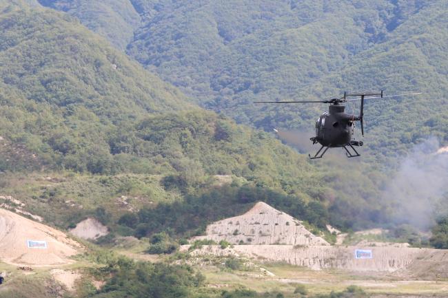 육군2군단 12항공단이 지난 21일부터 23일까지 비승사격장에서 진행한 헬기 공중사격 훈련에 참가한 500MD가 지상 표적에 로켓을 발사하고 있다.  사진 제공=김남훈 병장