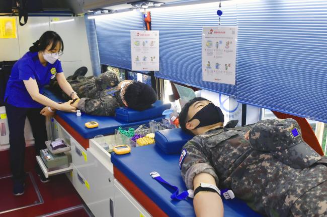 공군2방공유도탄여단 예하 8930부대 장병들이 경기혈액원에서 지원한 헌혈버스에서 ‘사랑의 헌혈운동’에 참여하고 있다. 부대 제공