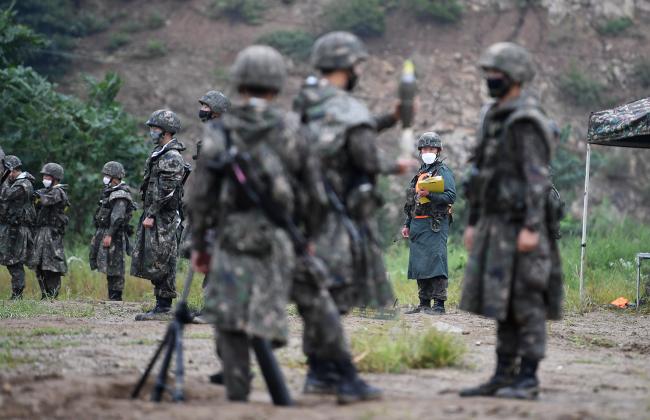 박격포 실사격 훈련  지난 9일 매봉산훈련장에서 육군36사단 장병들이 81㎜ 박격포 실사격을 진행 중인 가운데 안전통제관이 훈련 모습을 지켜보고 있다.  조용학 기자