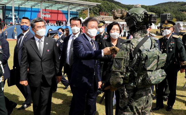 문재인 대통령이 행사에 참석한 특수전부대 요원들을 격려하고 있다. 