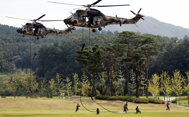 특전용사들이 한국형 기동헬기 수리온에서 급속헬기로프 하강을 하고 있다. 