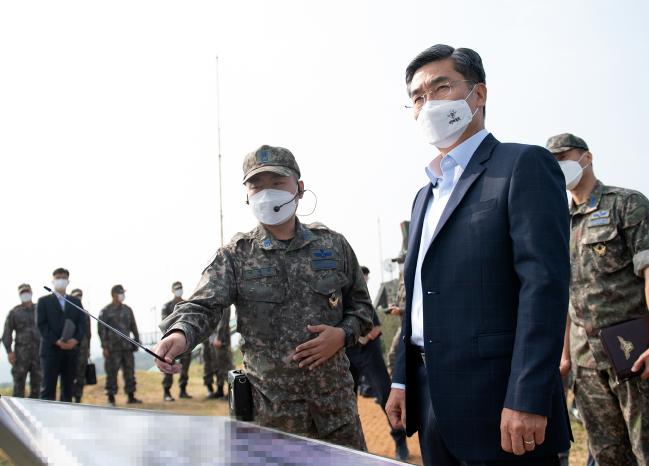 서욱(앞줄 오른쪽) 국방부 장관이 30일 방공포대를 방문, 현행작전태세를 점검하고 있다. 국방부 제공