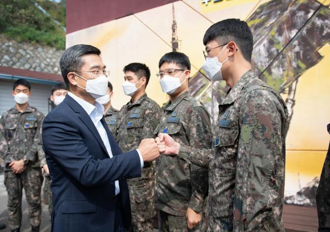 서울(왼쪽) 국방부 장관이 30일 방공포대를 방문, 장병들을 격려하고 있다. 국방부 제공