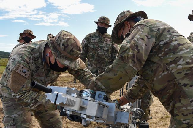 공군20전투비행단 ‘폭발물 처리 종합 실습 훈련’에서 폭발물처리(EOD) 요원들이 로봇 엽총 사격 실습 전 장비를 점검하고 있다. 사진 제공=이재민 중사 