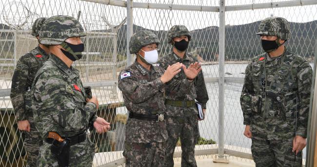 부석종 해군참모총장, 군사대비태세 점검  부석종(왼쪽 둘째) 해군참모총장이 지난달 29일 해병대6여단을 찾아 군사대비태세를 점검하고 추석 연휴에도 경계 작전 임무와 코로나19 예방에 매진하고 있는 해병대 장병들의 노고를 치하하고 있다.  해군 제공