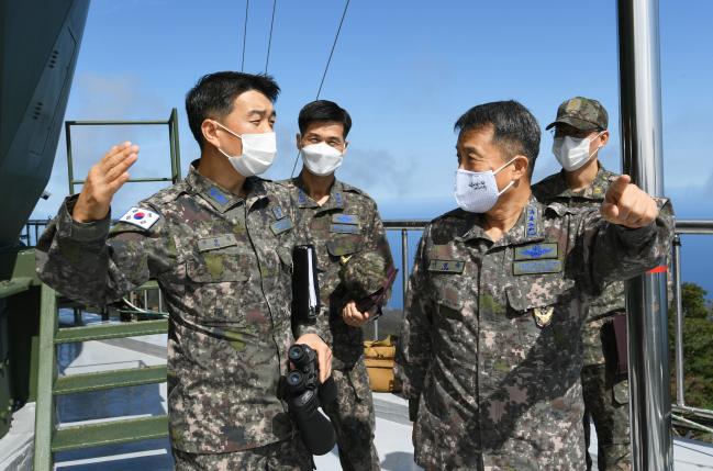 이성용 공군참모총장, 작전 현장 방문  이성용(앞줄 오른쪽) 공군참모총장은 한가위를 앞둔 지난달 29일 취임 후 처음으로 공군 부대 중 최동단에 있는 방공관제사령부 예하 8355부대를 방문, 작전현장을 점검하고 장병과 군무원들을 격려했다. 이어 해군118조기경보전대를 방문해 장병들을 격려했다. 공군 제공