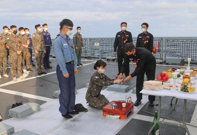 해군1함대 강원함 승조원들이 지난 1일 추석을 맞아 동해상에서 함상 차례를 지내고 있다.  부대 제공