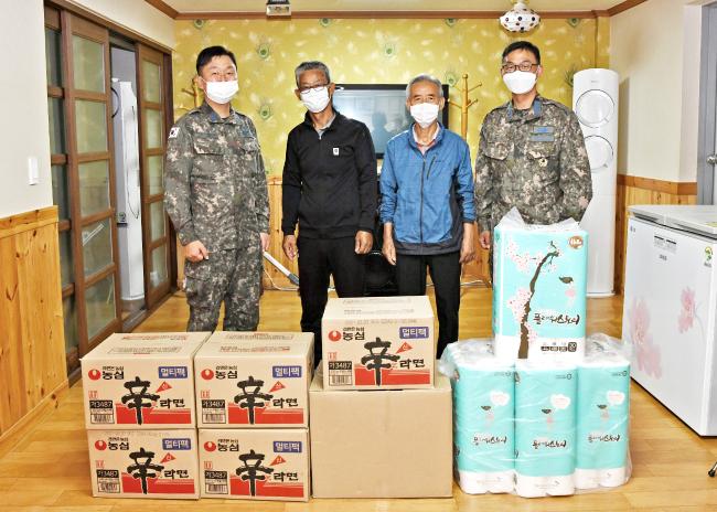 공군18전투비행단 장병들이 한가위를 맞아 지역주민들에게 위문품을 전달했다. 사진 제공=김동범 중사