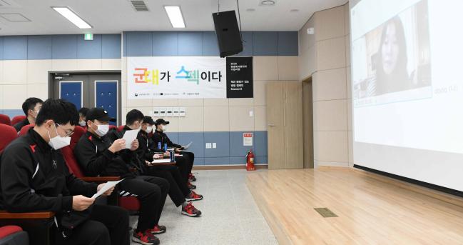 공군18전투비행단 장병들이 화상회의 프로그램을 활용해 ‘2020 병영독서활성화 지원사업 독서코칭 프로그램’을 수강하고 있다. 사진 제공=김동범 중사