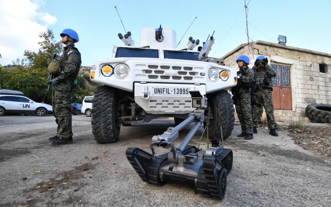 우리 군은 현재 국방로봇의 다양한 활용을 위한 개발과 적용을 계속하고 있다. 사진은 레바논에서 PKO 임무를 수행하고 있는 동명부대가 무인 지뢰탐지 로봇을 활용해 폭발물 제거 훈련을 하는 모습.  조용학 기자