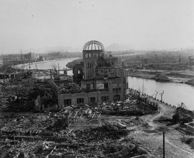 1945년 8월 6일 히로시마에 원자폭탄 ‘리틀 보이’가 떨어진 이후의 히로시마 시내 모습. 뒤로 보이는 건물이 원폭 돔이다.  사진=www.stripes.com