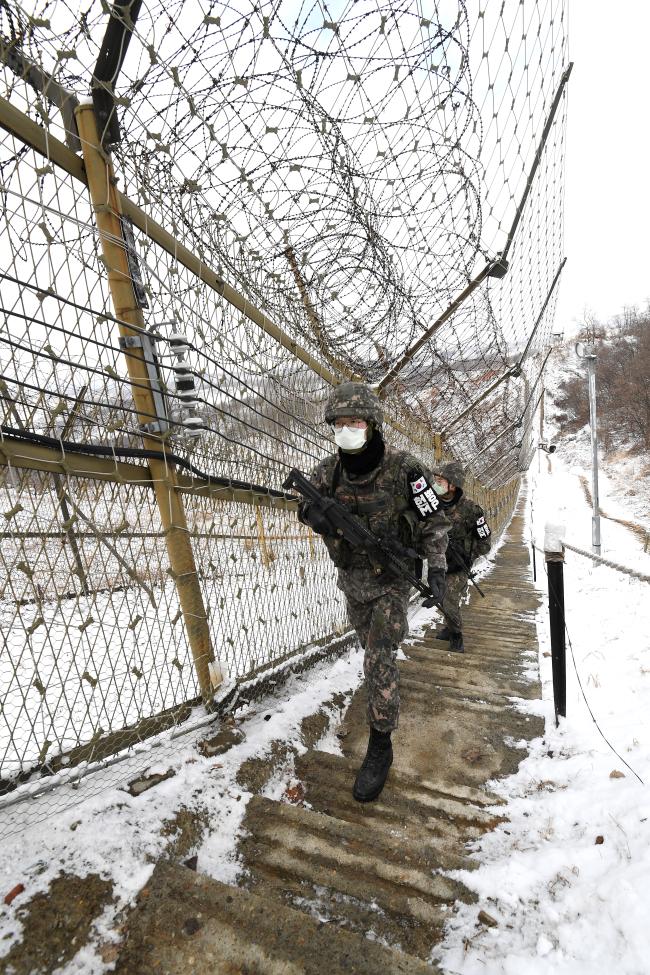 육군25사단 상승대대 GOP 장병들이 눈쌓인 남방한계선 철책을 따라 이동하며 철책 정밀점검을 하고 있다.  조용학 기자