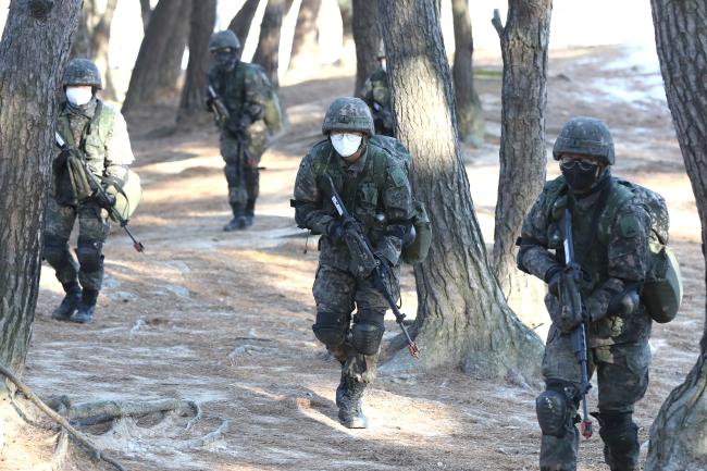 20일 육군부사관학교 분대전투훈련장에서 동계입영훈련에 참가한 육군 부사관학군단 후보생들이 전방 고지를 향해 전진하고 있다.