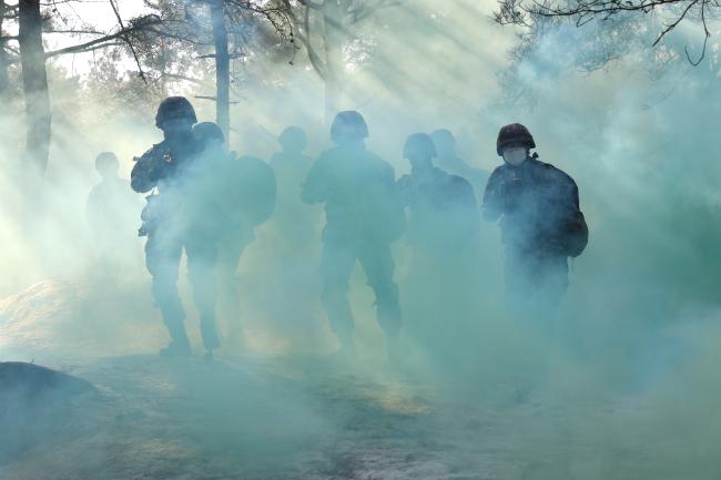 적 포탄 낙하 상황에서 연막을 뚫고 약진하는 육군 부사관학군단 후보생들. 