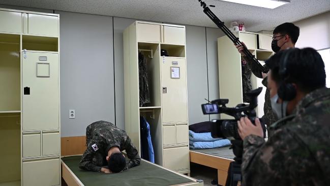 공군군수사령부가 설날을 맞아 부모님께 새해 인사를 전하는 영상편지를 제작하고 있다. 부대 제공