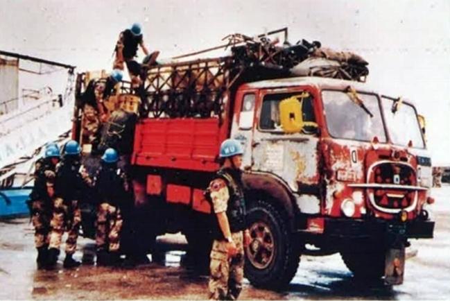 상록수부대 장병들이 소말리아 모가디슈에 도착한 물자를 주둔지로 수송하기 위해 현지 트럭에 옮기고 있다. 사진 제공=정장수 당시 상록수부대 운영과장 