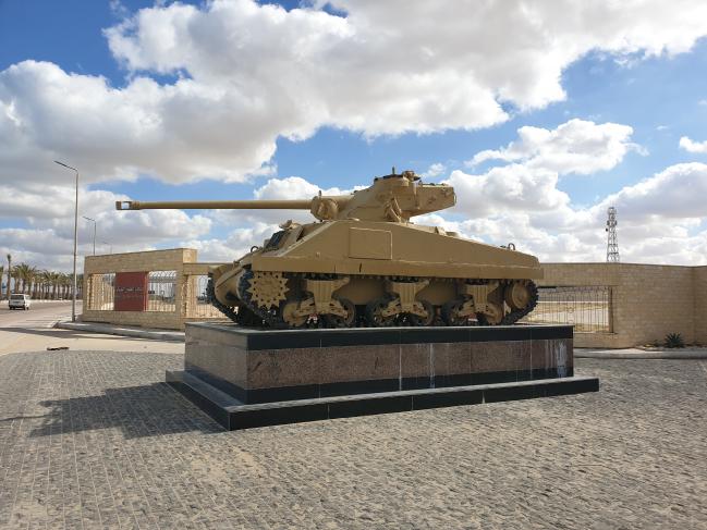제2차 세계대전 당시 연합군과 추축군 간 북아프리카 전역의 결정적 전투가 벌어진 알라메인의 군사박물관 부근 국도 옆에 전시된 영국군 전차.  필자 제공