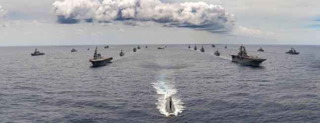 미 해군 주도로 하와이 근해에서 실시된 2020년 림팩(RIMPAC, 환태평양 군사훈련)의 훈련 장면. 2020년 훈련에는 총 10개국에서 함정 22척이 참가하였으며 해당 사진은 8월 21일자 훈련 모습이다. 사진 = www.navy.mil
