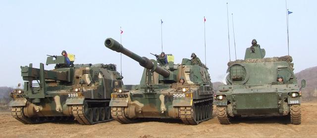 자주포 포병부대에서 함께 운용되는 K9자주포(가운데)와 K10 탄약운반장갑차(오른쪽), 그리고 K77사격지휘장갑차. 국방일보DB