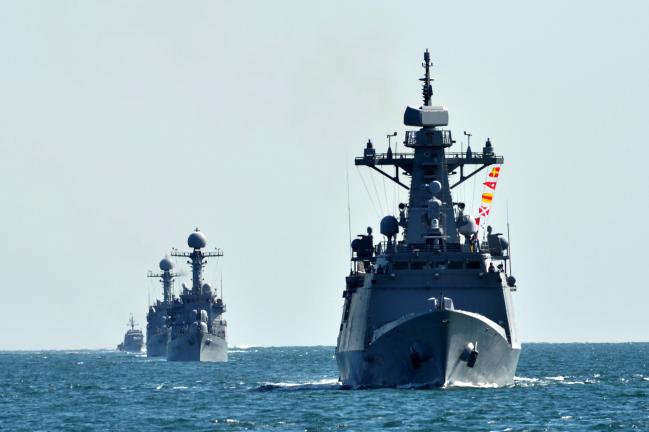 해군2함대 충북함(맨 앞)을 비롯한 함정들이 전대 기동훈련에서 전술기동을 하고 있다. 부대 제공