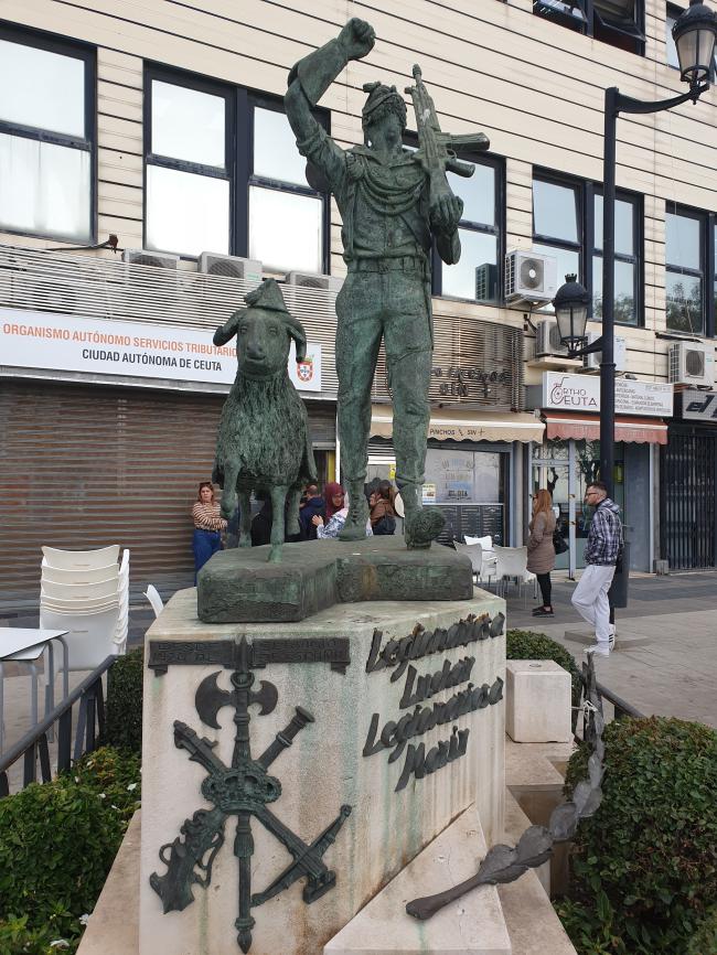 스페인 군사박물관 입구의 행진하는 병사 동상. 왼편에는 모로코산 산양 한 마리가 따르고 있다. 필자 제공