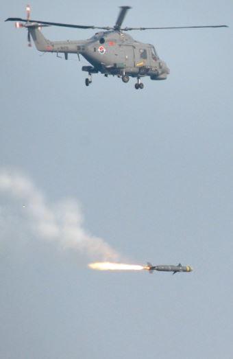2008년 부산에서 열린 해군국제관함식 중 링스헬기가 시스쿠아 대함 유도탄을 발사하고 있다. 국방일보DB