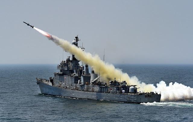 호위함(FF) 마산함이 하푼 함대함 유도탄을 발사하고 있다. 국방일보DB