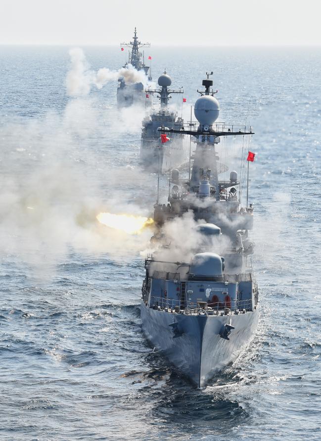 2017년 9월 25일 해군1함대 해상기동훈련에서 경북함 등 1함대 함정들이 해상 목표물을 향해 함포를 발사하고 있다. 국방일보DB