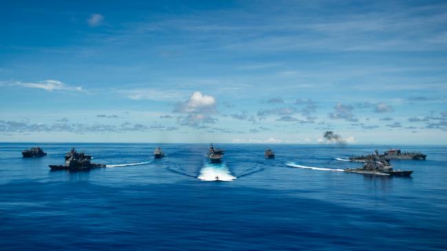 2020년 필리핀해에서 미 인도-태평양 사령부가 실시한 ‘용감한 방패(Valiant Shield)’ 훈련이 진행되고 있다. 핵잠수함 실로(SSN 721), 대형상륙함 뉴올리언스(LPD18), 강습상륙함 아메리카함(LHA 6), 핵추진 항공모함 로널드 레이건(CVN 76), 유도미사일 순항함 앤티텀함(CG 54) 등 10여척의 함정들을 비롯하여 F-22 랩터와 B-1B 전략폭격기, E A-18G 그라울러 등 100대의 항공기도 훈련에 참여하였다. 사진 = 미 해군 홈페이지
