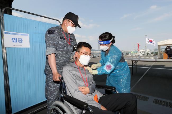 해군 한산도함은 지난 11일 목포항 대불부두에서 도서지역 주민 백신 접종 지원을 위한 모의훈련을 실시했다. 이번 훈련은 14일부터 30일까지 도서 지역 30세 이상 주민 638명을 대상으로 진행되는 코로나19 백신 접종 지원에 앞서 준비상태를 최종 점검하고 지원 절차를 숙달하기 위해 계획됐다. 사진은 모의훈련 중 군 관계자들이 백신 접종을 준비하는 모습.  한재호 기자