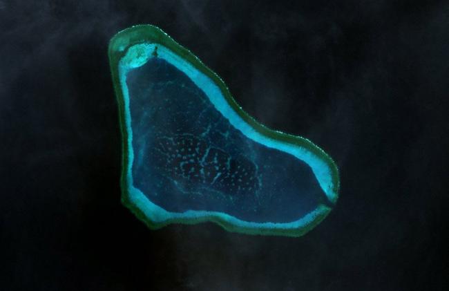 2012년 중국 어선과 필리핀 해양경비대의 군사적 대치 이후 지금까지도 양국의 영유권 분쟁이 이어지고 있는 남중국해 스카버러 암초(Scarborough Shoal). 사진 = NASA

