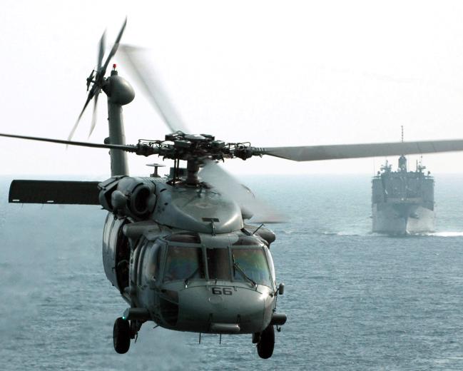 탐색 심도 변경이 가능한 디핑 소나와 빠른 기동력을 갖춘 해상작전헬기는 대잠작전이 용이해 ‘하늘에서 물속 잠수함을 잡는 헬기’라는 평가를 받고 있다. 사진은 우리 해군의 2차 해상작전헬기사업 기종으로 선택된 미국 록히드마틴의 ‘시호크(MH-60R)’ 헬기.  출처=록히드마틴 홈페이지