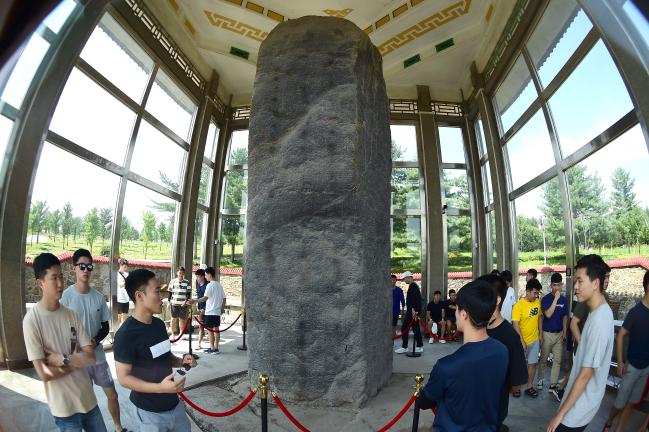 광개토태왕릉비는 가장 빠른 싸움으로 승리를 거둔 위대한 영웅, 광개토태왕의 업적을 담고 있다. 사진은 지난 2018년 해외 전·사적지 현장탐방에 나선 육군사관학교 3학년 생도들이 중국 현지에서 광개토태왕릉비를 살펴보며 학술토론을 하는 모습.  국방일보 DB