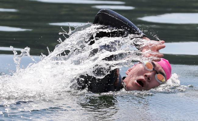 해군사관학교 4학년 76기 생도가 지난23일 경남 창원시 진해구 해군사관학교에서 열린 옥포3종 경기에서 바다 수영을 하고 있다.   
