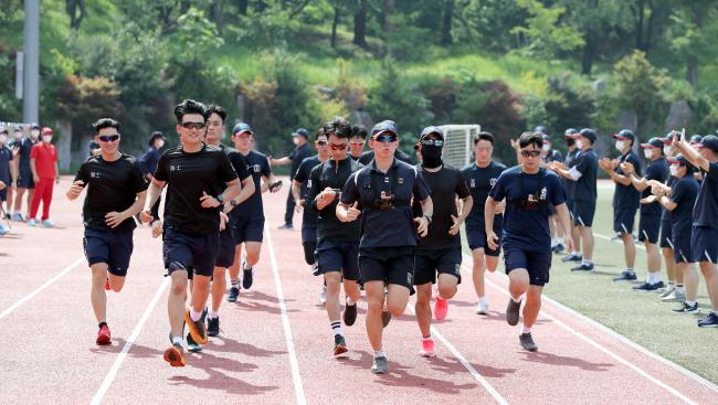 옥포 3종 경기에 참가한 해군사관학교 생도들이 힘찬 질주를 시작하고 있다.