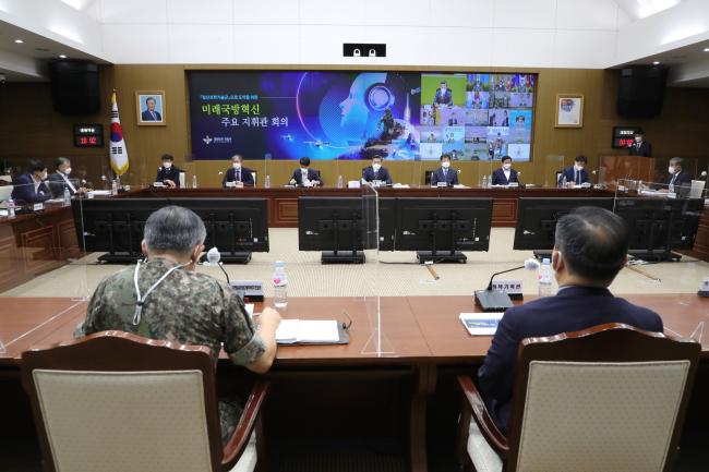 서욱(가운데) 국방부 장관이 28일 서울 용산구 국방부 대회의실에서 열린 ‘미래 국방혁신 주요 지휘관회의’에서 모두발언을 하고 있다.  조종원 기자 