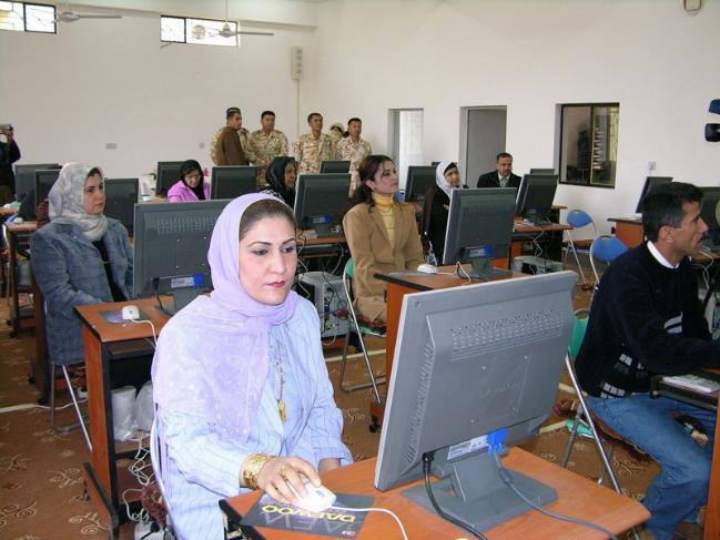 자이툰부대는 기술교육센터를 운영해 지역주민들에게 직업교육 훈련을 진행했다. 사진은 2005년 1월 개소 직후 컴퓨터 교실에서 교육을 받고 있는 교육생들의 모습.  국방일보 DB