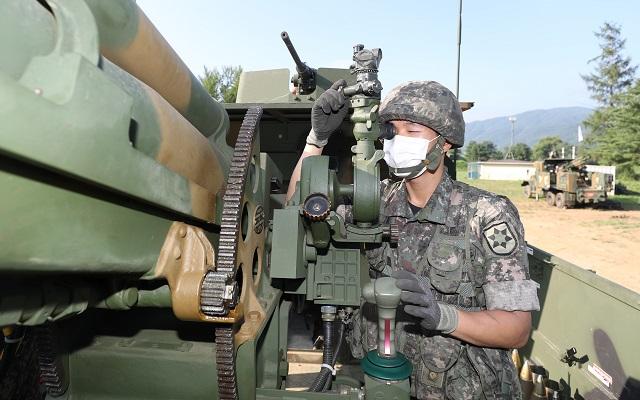 육군12사단 포병장병이 사격 전 사격절차를 확인하고 있다. 양동욱 기자