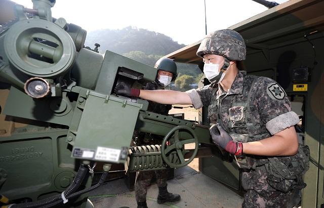 K105A1 사격 전 포탄 장전 절차를 연습하며 사격절차를 숙달하고 있다. 양동욱 기자