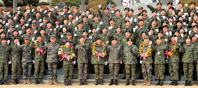 2014년 12월 23일 육군특수전사령부에서 열린 아라우부대 해단식에서 부대원들이 파이팅을 외치고 있다.  국방일보 DB