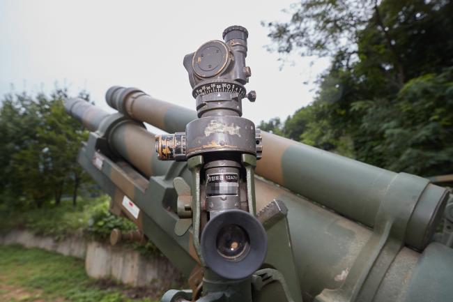 M12A7H 방향포경

 수동 사격통제 장치로서 고저지침의 회전머리를 회전시켜 개략적으로 방위각을 측정한다.