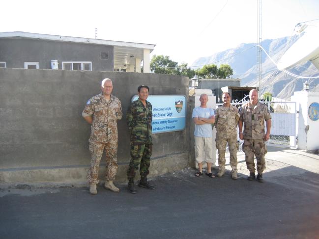 지난 2006년 당시 유엔 인도·파키스탄정전감시단(UNMOGIP) 부단장 김성웅(왼쪽 둘째) 대령과 책임 지역 내 길깃(Gilgit) 초소의 감시 장교들.  
 사진 제공=김성웅 예비역 대령