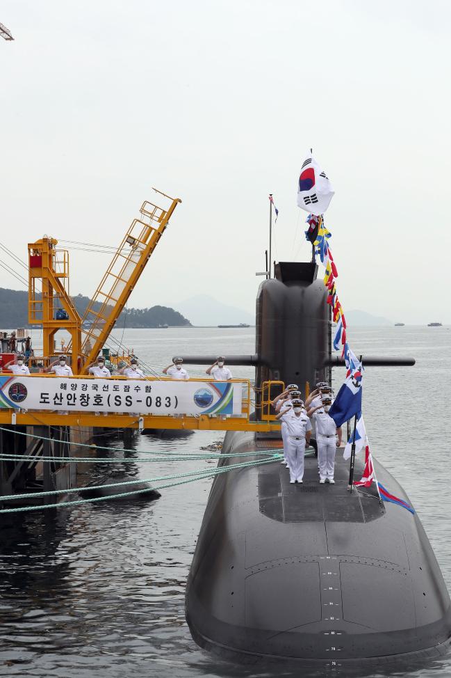 우리 기술로 독자 설계·건조된 3000톤급 잠수함 1번함 도산안창호함 승조원들이 지난 달 13일 오전 경남 거제 대우조선해양 옥포조선소에서 취역식을 마친 뒤 도열해 경례하고 있다.  한재호 기자